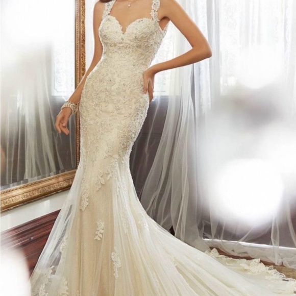 New wedding dress - Picture 3 of 4